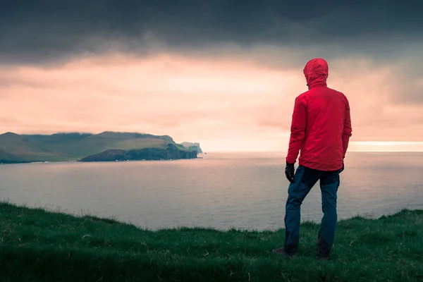 Чоловік Червоному Піджаку Дивиться Скелі Ейстурі Заході Сонця Фарерських Островах Стокова Картинка