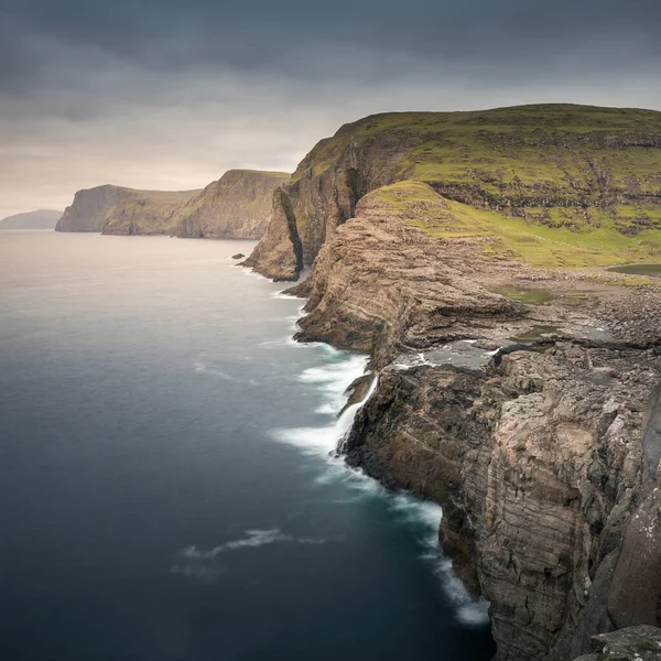 Costa Cascada Acantilados Isla Vagar Junto Lago Leitisvatn Últimos Rayos Fotos de stock libres de derechos