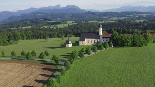 Kyrkan Pilgrimsfärd Wilparting Irschenberg Sommaren Berg Bakgrunden Blå Himmel Bayern — Stockvideo
