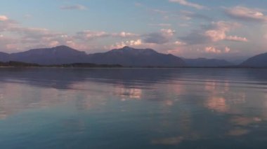 Bavyera 'daki Chiemsee Gölü' nde Alp dağlarıyla gün batımında yukarıdan, yazın, ileri ve yukarı