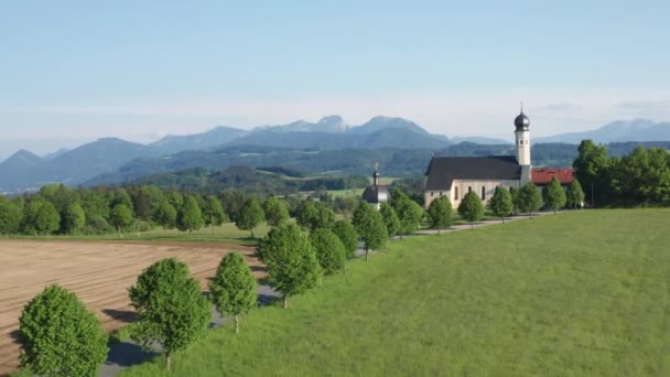 Chiesa Pellegrinaggio Wilparting Irschenberg Durante Estate Montagne Sullo Sfondo Cielo — Video Stock