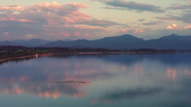 Jezioro Chiemsee Bawarii Górami Alp Podczas Zachodu Słońca Góry Wybrzeże — Wideo stockowe