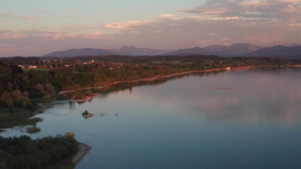 Lago Chiemsee Baviera Com Montanhas Dos Alpes Durante Pôr Sol — Vídeo de Stock