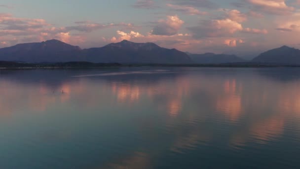 丘の上から日没の間にアルプスの山々とバイエルンのChiemsee湖 夏の間にパドリングを立ってください — ストック動画