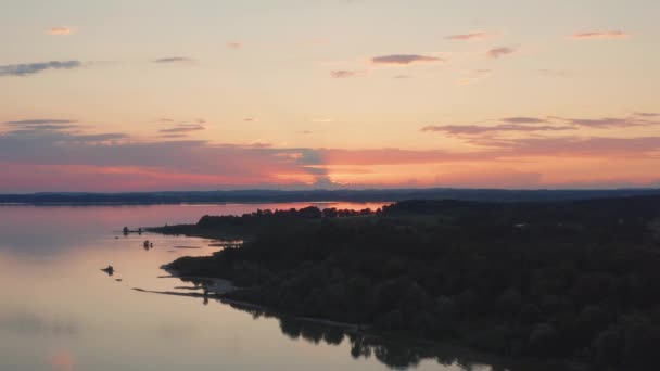 Jezioro Chiemsee Bawarii Górami Alp Podczas Zachodu Słońca Góry Wybrzeże — Wideo stockowe