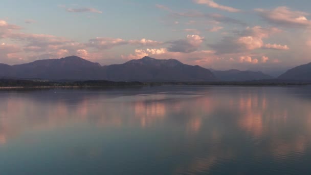 丘の上から日没の間にアルプスの山々とバイエルンのChiemsee湖 夏の間にパドリングを立ってください — ストック動画