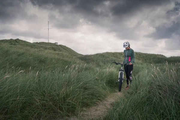 Femme Vélo Dans Les Dunes Sable Avec Herbe Sur Côte — Photo