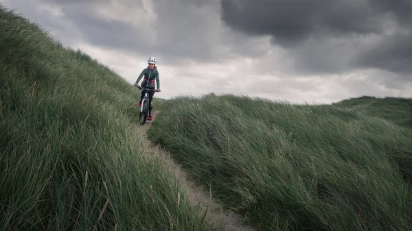 Femme Vélo Dans Les Dunes Sable Avec Herbe Sur Côte — Photo