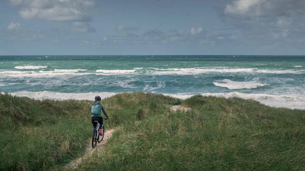 Woman Bike Sand Dunes Grass Coast Denmark Ocean Background — Stock Photo, Image