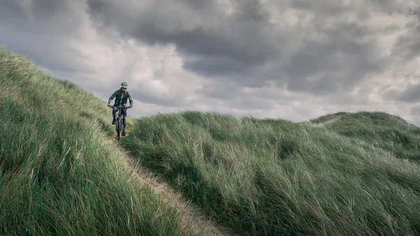 Homem Com Bicicleta Dunas Areia Com Grama Costa Dinamarca Nuvens — Fotografia de Stock