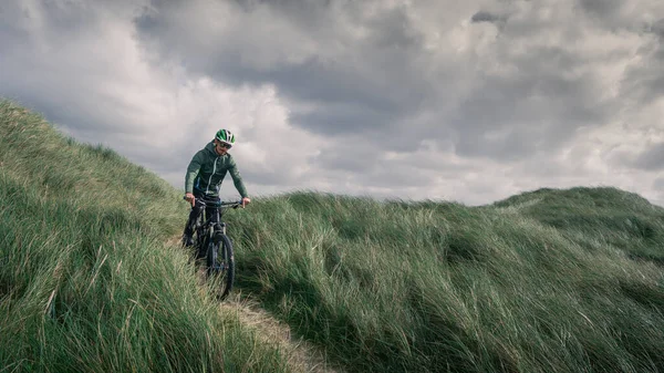 Homem Com Bicicleta Dunas Areia Com Grama Costa Dinamarca Nuvens — Fotografia de Stock