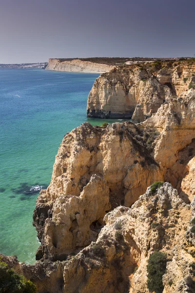 Küste mit Klippen in Lagos an der Algarve in Portugal — Stockfoto