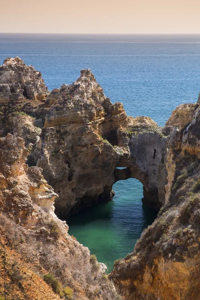 海岸与悬崖在拉各斯在葡萄牙阿尔加维 — 图库照片