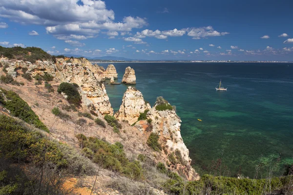 Küste mit Klippen in Lagos an der Algarve in Portugal — Stockfoto