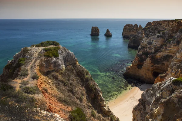 Côte avec falaises à Lagos à Algarve au Portugal — Photo