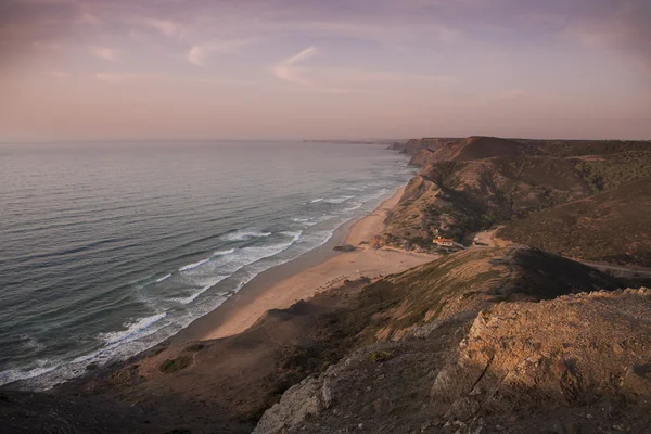 海岸和沙滩上萨格里什在葡萄牙阿尔加维 图库图片