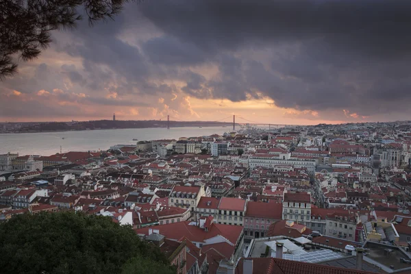 Lisboa ciudad en la puesta del sol desde arriba — Foto de Stock