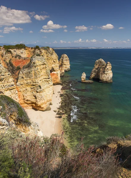 Costa con acantilados en Lagos en Algarve en Portugal Fotos de stock libres de derechos