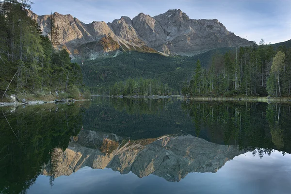 与祖格峰在巴伐利亚湖 Eibsee — 图库照片