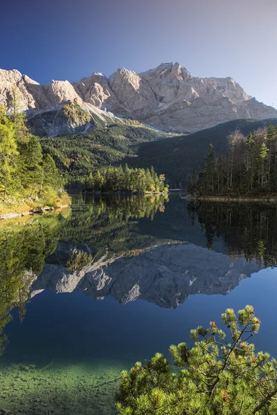 Lago Eibsee com Zugspitze na Baviera — Fotografia de Stock