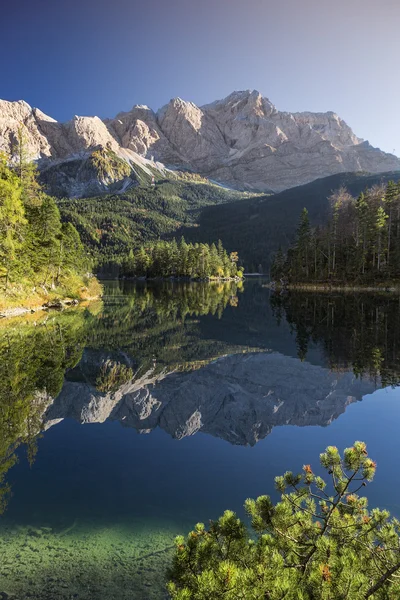 Jezero Eibsee s Zugspitze v Bavorsku — Stock fotografie