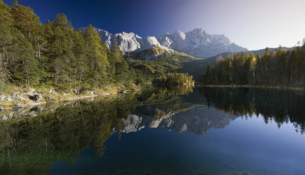 与祖格峰在巴伐利亚湖 Eibsee — 图库照片