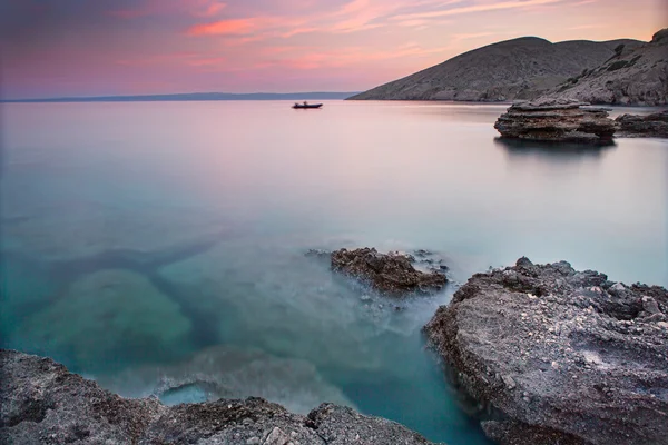 Kust tijdens zonsondergang in Krk, Kroatië — Stockfoto