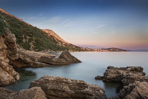 Costa durante il tramonto a Krk, Croazia — Foto Stock