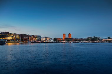 Oslo manzarası ile Belediye Binası'nda günbatımı
