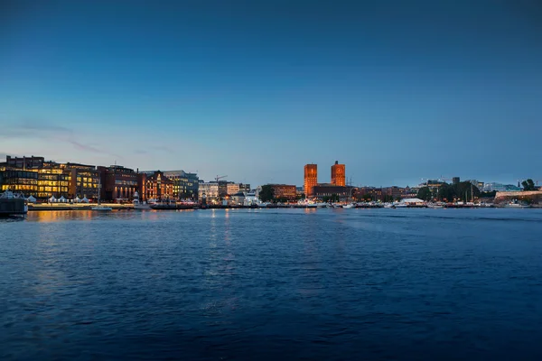 Skyline de Oslo con ayuntamiento al atardecer — Foto de Stock