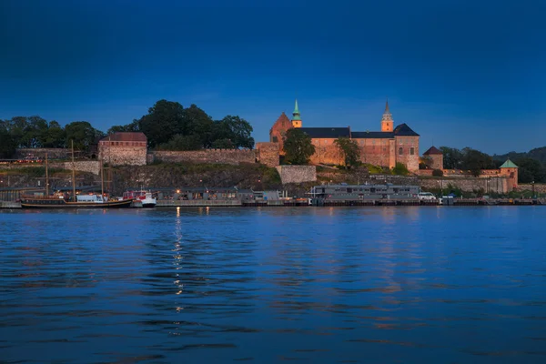 O horizonte de Oslo com Akershus à noite — Fotografia de Stock