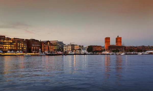 Skyline de Oslo con ayuntamiento al atardecer — Foto de Stock