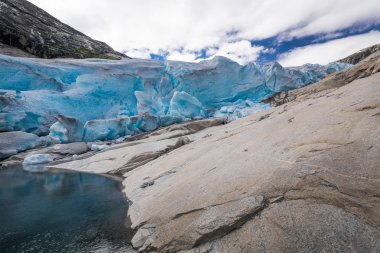 Mavi buzul Nigardsbreen Norveç'te