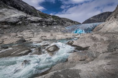 Mavi buzul Gölü Nigardsbreen Norveç'te ile