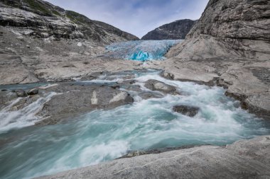 Mavi buzul Gölü Nigardsbreen Norveç'te ile
