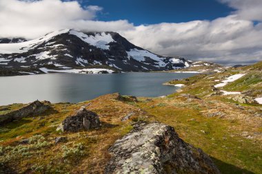 Kar ve gölde Jotunheimen Milli Parkı