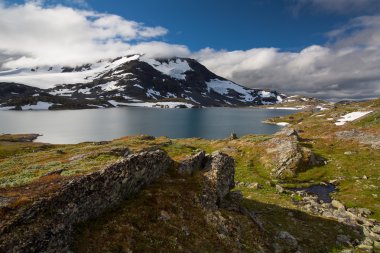 Kar ve gölde Jotunheimen Milli Parkı