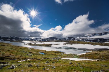 Kar ve gölde Jotunheimen Milli Parkı