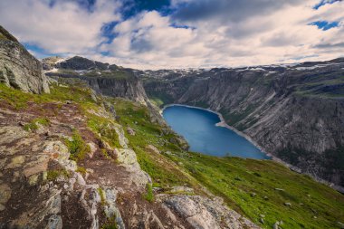 Göl Ringedalsvatnet Trolltunga üzerinden görüntüleyin