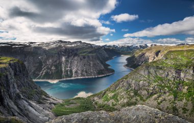 Göl Ringedalsvatnet Trolltunga üzerinden görüntüleyin