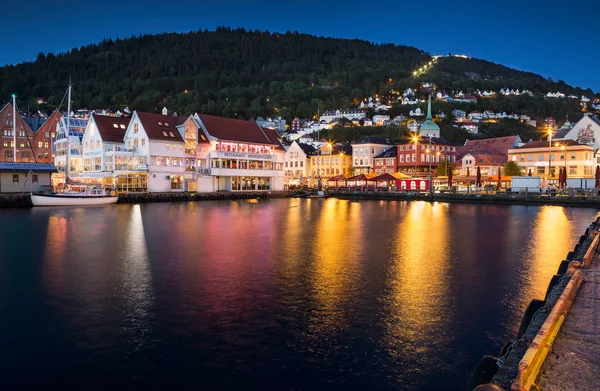 Bergen ville au coucher du soleil — Photo