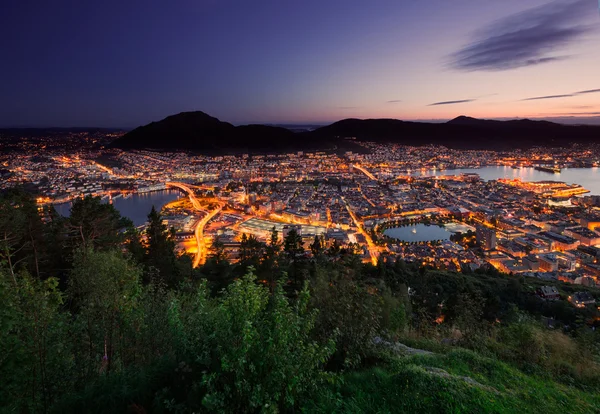 Bergen skyline desde arriba durante la puesta del sol — Foto de Stock