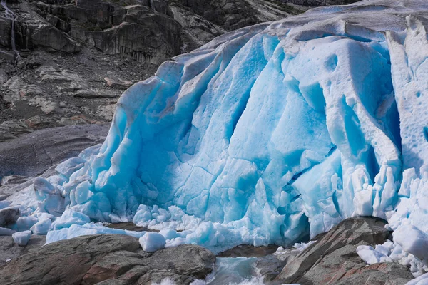 Синий ледник Нигардсбрин в Норвегии — стоковое фото
