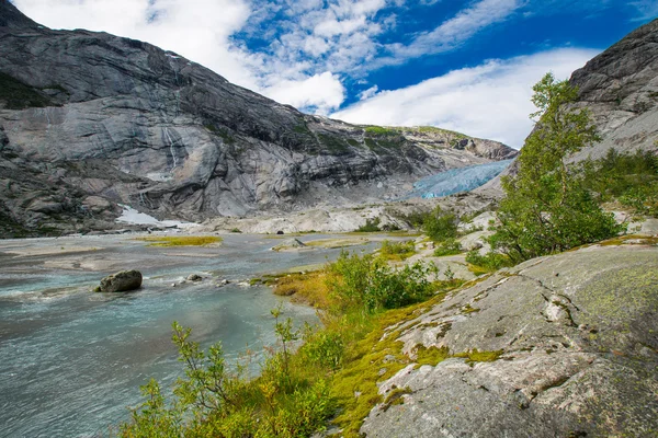 Blauwe gletsjer met meer Nigardsbreen in Noorwegen — Stockfoto