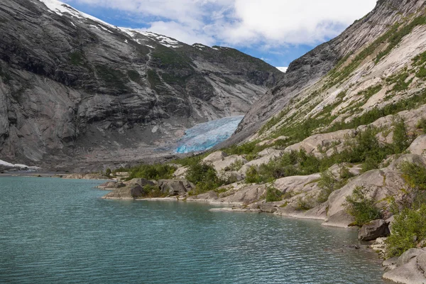 Blauwe gletsjer met meer Nigardsbreen in Noorwegen — Stockfoto