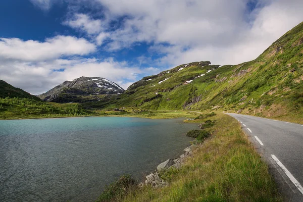 Бирюзовое озеро в национальном парке Йотунхеймен — стоковое фото