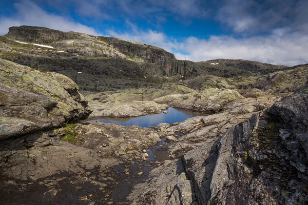 Paysage avec des rochers de Hardangervidda près d'Odda — Photo