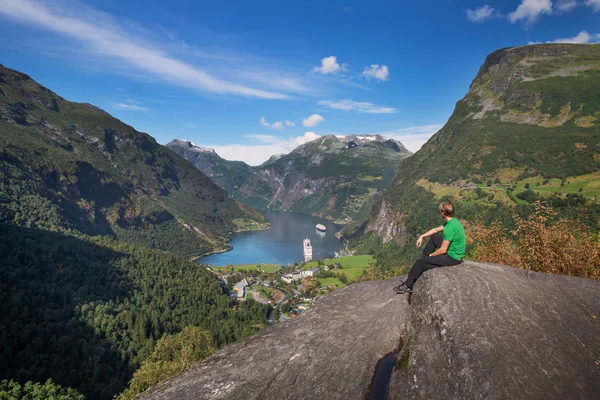 Fiord Geiranger z punktu widokowego Flydalsjuvet z turystycznych — Zdjęcie stockowe