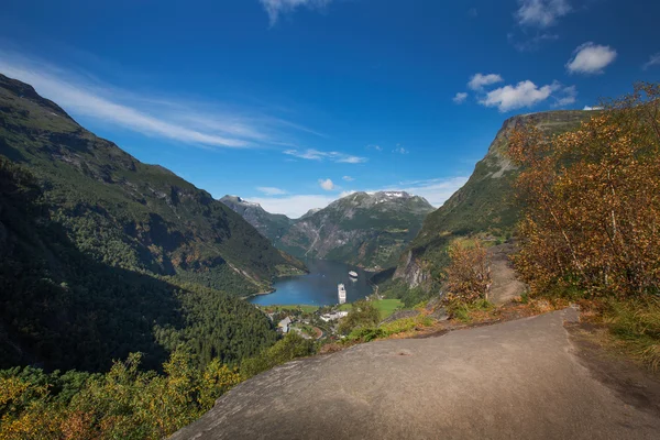 Fiord Geiranger z punktu widokowego Flydalsjuvet — Zdjęcie stockowe