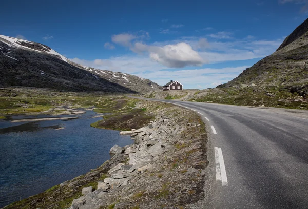 Noorse hut met lake en over de weg — Stockfoto